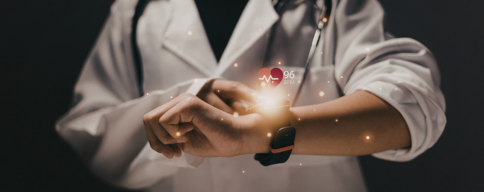 Medical Alert Smartwatch vs Regular Smartwatch – Which is Better for Seniors in the United States?